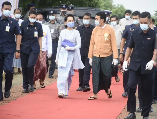တောင်ဒဂုံအငှားအိမ်ယာဆောက်လုပ်ရေးစီမံကိန်းဖွင့်ပွဲမှာ ဒေါ်အောင်ဆန်းစုကြည်နဲ့အတူ မြင်တွေ့ရတဲ့ ဦးဖြိုးမင်းသိန်း(ပုံဟောင်း)