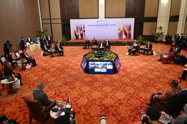 ကမ္ဘောဒီးယားနိုင်ငံ၊ ဖနွမ်းပင်မြို့မှာ ဖေဖော်ဝါရီလ ၁၇ ရက်တုန်းကကျင်းပတဲ့ အာဆီယံနိုင်ငံခြားရေးဝန်ကြီးများအစည်းအဝေး