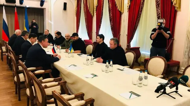 বেলারুশের সীমান্তবর্তী গোমেলে যুদ্ধ বন্ধ্যের লক্ষ্যে আলোচনা শুরু করেছেন রাশিয়া ও ইউক্রেনের প্রতিনিধিদল