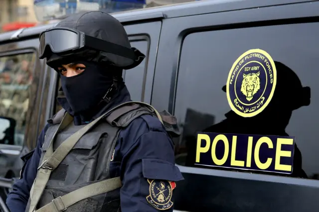 جندي مصري يقف في ميدان التحرير في القاهرة