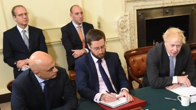تأتي الاستقالات في الوقت الذي تتزايد فيه الاختلافات بين أعضاء مجلس النواب داخل حزب المحافظين.