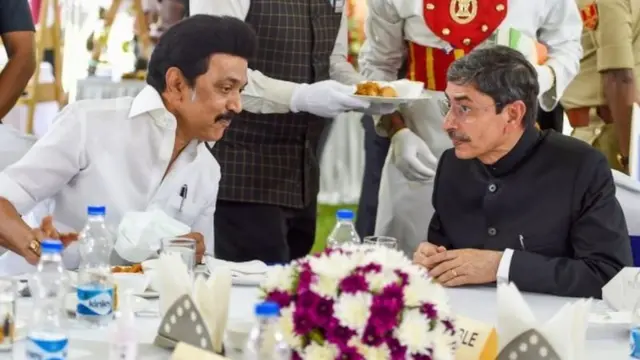 தமிழ்நாடு முதலமைச்சர் மு க ஸ்டாலின் மற்றும்  மாநில ஆளுநர் ஆர்.என்.ரவி