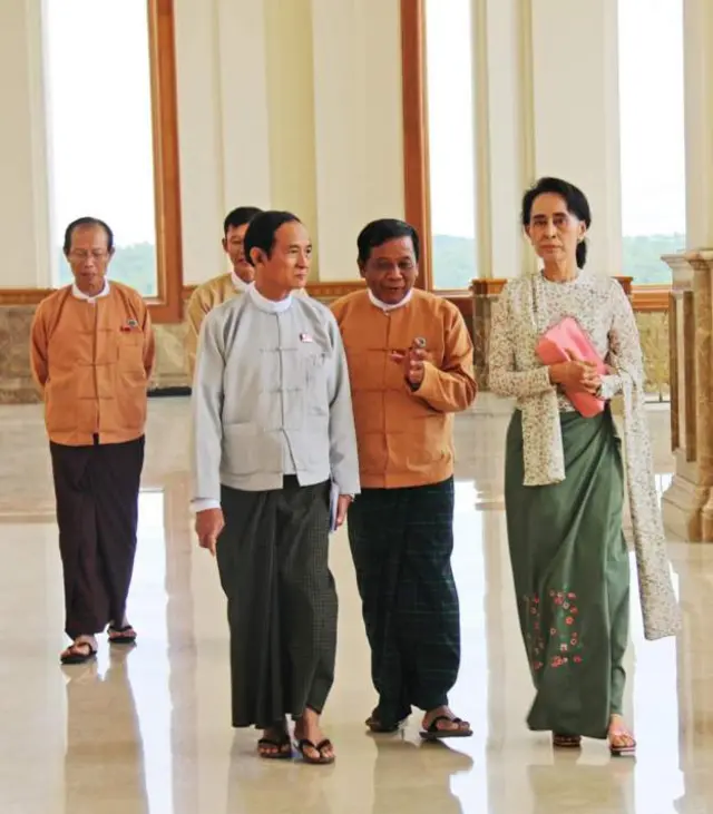 သမ္မတဦးဝင်းမြင့်(ဘယ်)၊ မန္တလေးတိုင်းဝန်ကြီးချုပ်ဟောင်း ဒေါက်တာဇော်မြင့်မောင်(အလယ်)နဲ့ ဒေါ်အောင်ဆန်းစုကြည်(ညာ)