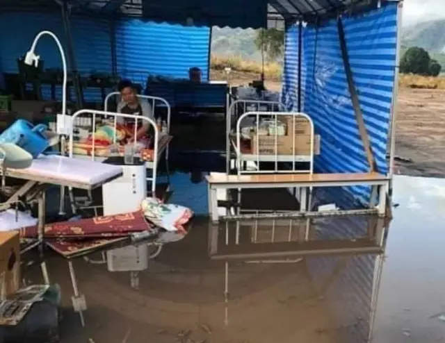 ပြီးခဲ့တဲ့ရက်ပိုင်း မိုးရွာသွန်းမှုတွေကြောင့် စစ်ရှောင်တွေအတွက် ယာယီဆေးခန်းလည်း ရေ၀င်ခဲ့ပါတယ်
