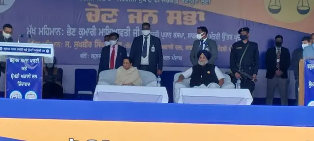 ਰੈਲੀ ਵਿੱਚ ਬਸਪਾ ਪ੍ਰਧਾਨ ਮਾਇਆਵਤੀ ਅਤੇ ਸ਼੍ਰੋਮਣੀ ਅਕਾਲੀ ਦਲ ਪ੍ਰਧਾਨ ਸੁਖਬੀਰ ਸਿੰਘ ਬਾਦਲ ਪਹੁੰਚ ਗਏ ਹਨ