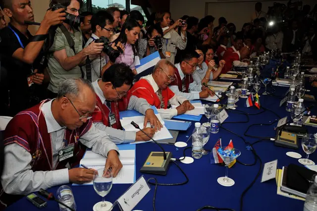 ကရင်မျိုးသားအစည်းအရုံး(KNU)က ကိုယ်စားလှယ်တွေနဲ့ မြန်မာအစိုးရကိုယ်စားလှယ်တွေ ၂၀၁၆ ခုနှစ်၊ ဧပြီလဆန်းတုန်းမှာ ရန်ကုန်မြို့က ဟိုတယ်တစ်လုံးမှာ ငြိမ်းချမ်းရေးဆွေးနွေးနေကြချိန်