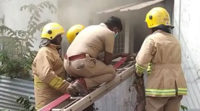 தீயை அணைக்கும் பணியில் தீயணைப்பு துறையினர்