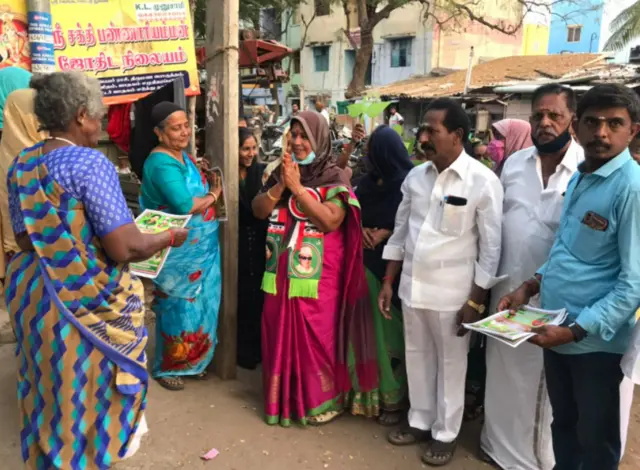 ஹிஜாப் அணிந்து பிரச்சாரம் செய்த வேட்பாளர்