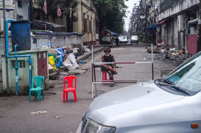 ၂၀၂၁ ခုနှစ်၊ ဧပြီလ ၃ ရက်နေ့က ရန်ကုန်မြို့ပေါ်မှာရှိတဲ့လမ်းတစ်လမ်းပေါ် လုံခြုံရေးစောင့်နေတဲ့စစ်ကောင်စီတပ်သားတစ်ဦး