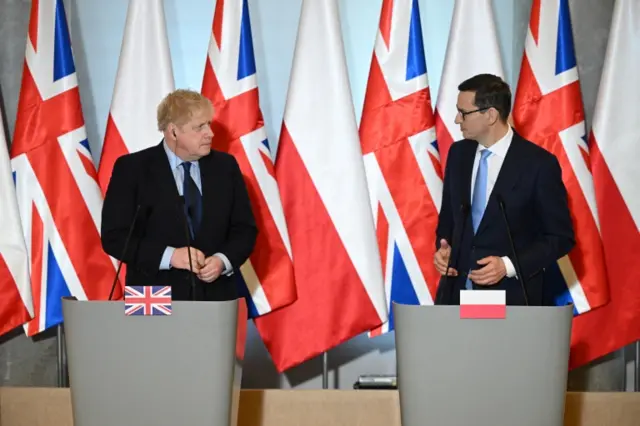 Thủ tướng Anh Boris Johnson và người đồng cấp Ba Lan Mateusz Morawiecki họp báo chung tại Phủ Thủ tướng ở Warsaw, Ba Lan ngày 1 tháng 3 năm 2022