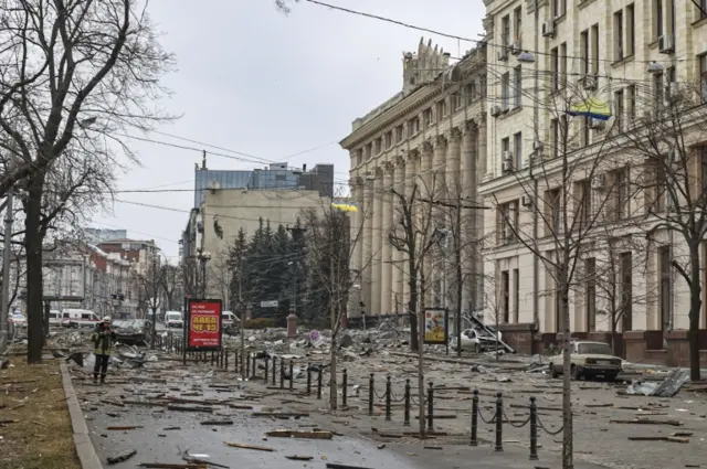 Các tòa nhà hành chính bị hư hại sau trận pháo kích của Nga ở trung tâm thành phố Kharkiv, Ukraine, ngày 1 tháng 3 năm 2022.