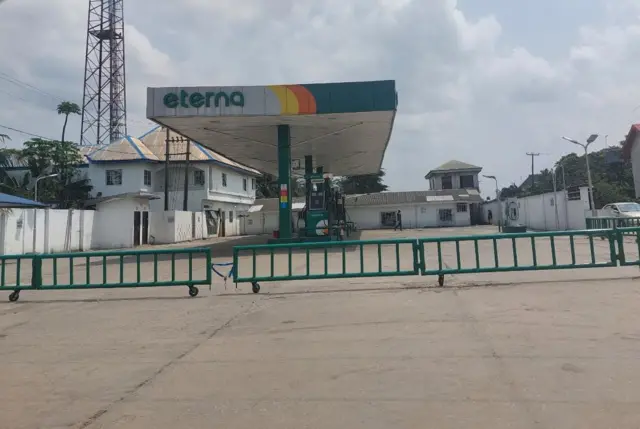 Fuel scarcity for PH don enter di third week and petroleum dey sell between N190, N200