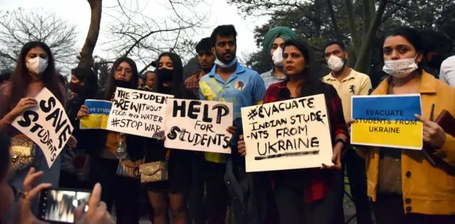 भारत में यूक्रेन से छात्रों की वापसी को लेकर प्रदर्शन