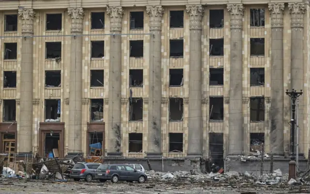 Một tòa nhà hành chính bị hư hại sau trận pháo kích của Nga ở trung tâm thành phố Kharkiv, Ukraine, ngày 1 tháng 3 năm 2022