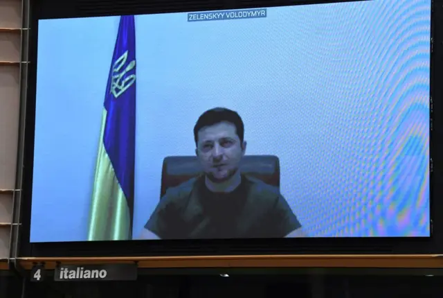 “প্রমাণ করুণ আপনারা অমাদের সাথে রয়েছেন, প্রমাণ করুণ ইউক্রেনকে আপনারা বর্জন করবেন না,“ ইউরোপীয় পার্লামেেন্ট ভাষণে প্রেসিডেন্ট জেলনস্কি