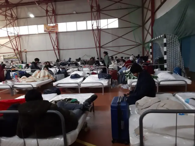 ইউক্রেন সীমান্তে রুমানিয়ার রাদোতি শহরে একটি ইনডোর স্টেডিয়ামে পালিয়ে আসা ভারতীয় ছাত্র-ছাত্রীদের থাকার ব্যবস্থা করা হয়েছে