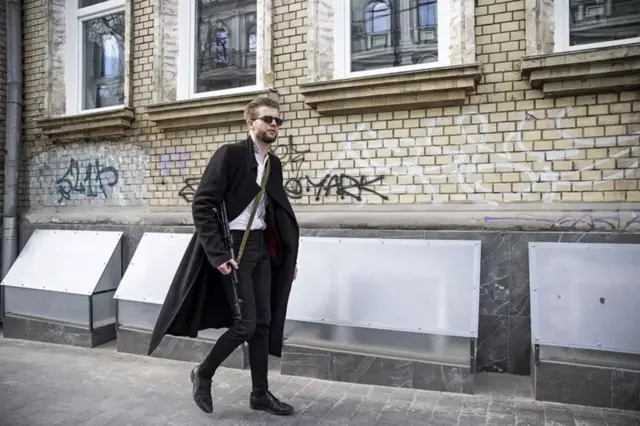 Mbunge wa Ukraine  Sviatoslav Yurash mwenye umri wa miaka 26 alishika silaha kulinda  mji mkuu Kyiv
