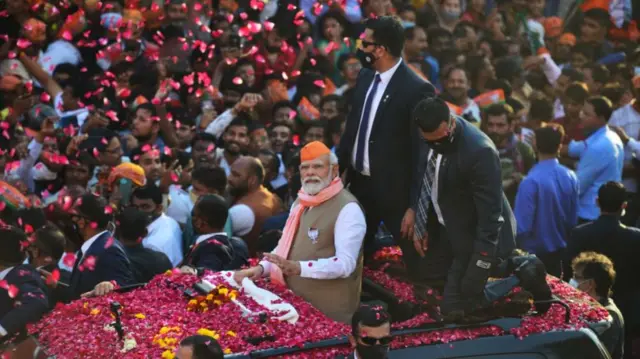 ઉત્તર પ્રદેશની ચૂંટણી વખતે રોડ-શો દરમિયાન નરેન્દ્ર મોદીની તસવીર