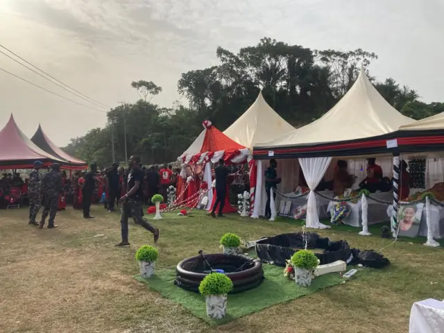 Hundreds gather to mourn de dead