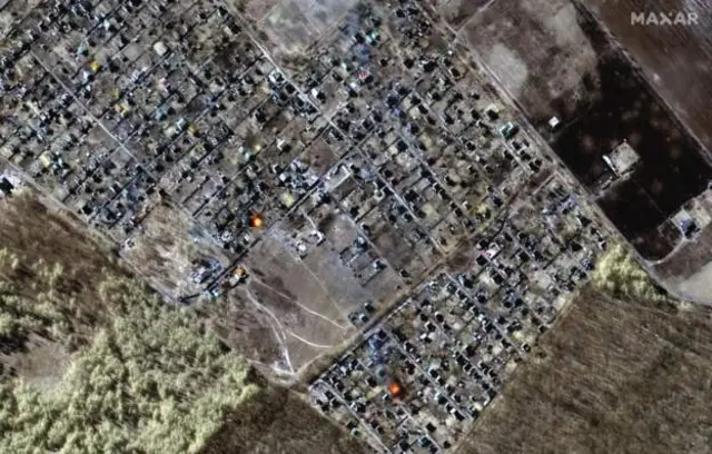 Uydu şirketi Maxar, Kiev’in kuzeyindeki Mosçun’da evlerin yandığını görüntüledi.