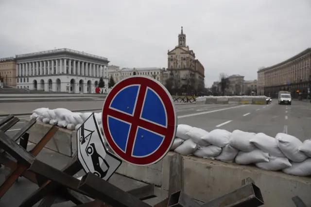 Мешки с песком в центре Киева