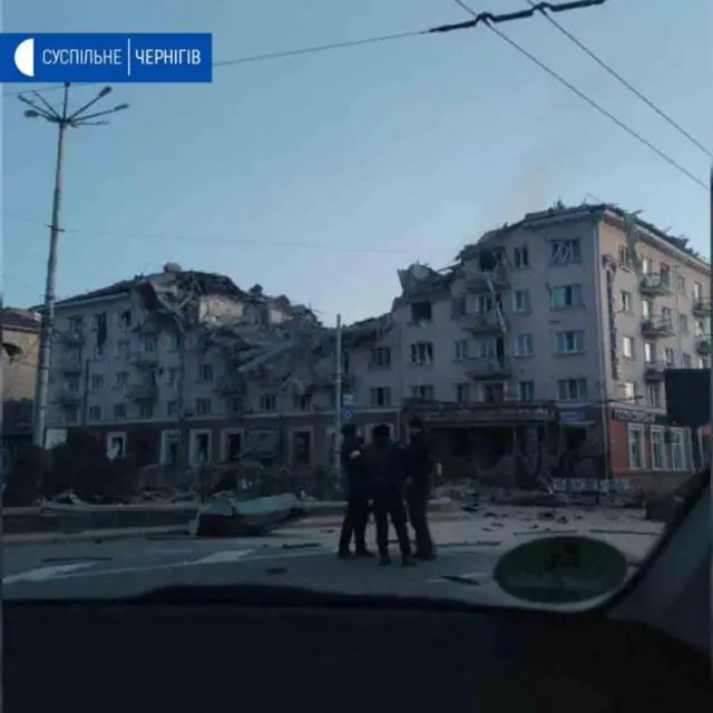 Гостиница "Украина" в Чернигове после попадания бомбы