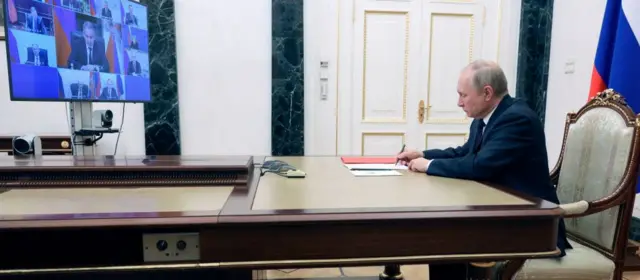 Путин и его ближайшие соратники на совещании 11 марта