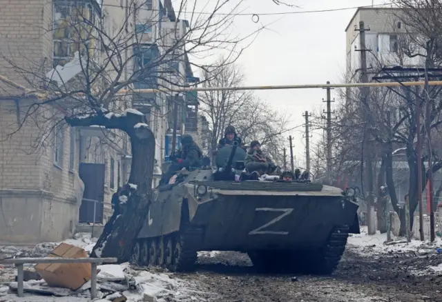 Российская бронемашина в жилом районе Волновахи, 11 марта