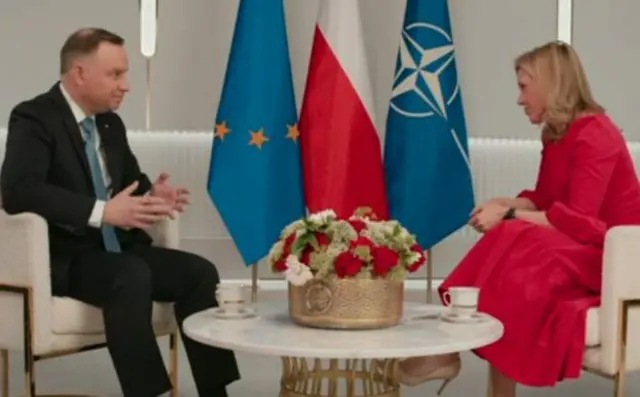 Tổng thống Ba Lan Andrzej Duda trả lời phóng viên Sophie Raworth của BBC.