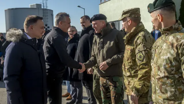NATO Genel Sekreteri Stoltenberg, 1 Mart'ta Polonya'nın Lask kentindeki hava üssünde NATO Askeri Komitesi Başkanı Amiral Rob Bauer ile tokalaşırken