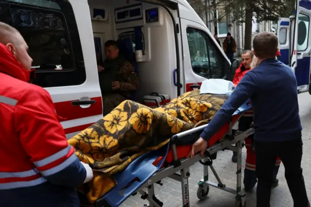 انتقال مجروحان حمله روسیه به یک پایگاه تمرینات نظامی در شهر یافوروف، در نزدیکی مرز لهستان