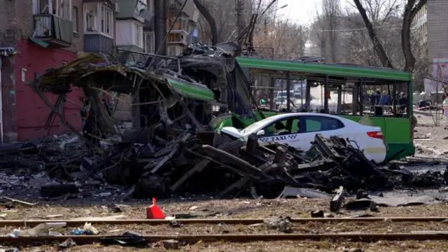 Fotos: See how missile fragments hit neighbourhood for Kyiv