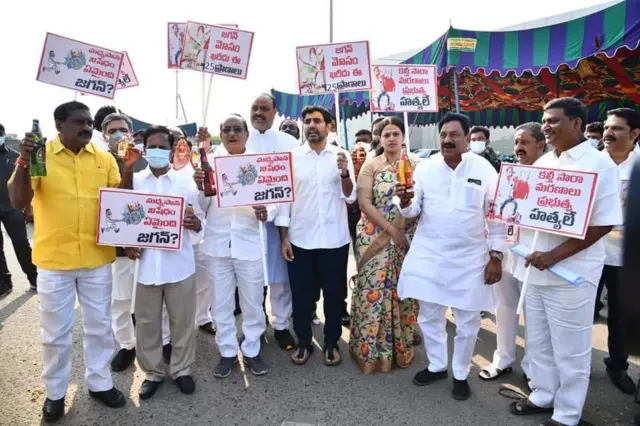 జంగారెడ్డి గూడ మరణాలపై ప్లకార్డులతో నిరసనలు తెలుపుతున్న నారా లోకేశ్, టీడీపీ సభ్యులు