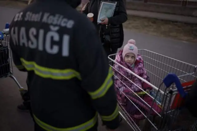 One refugee girl wey dey escapre Ukraine war inside supermarket trolley