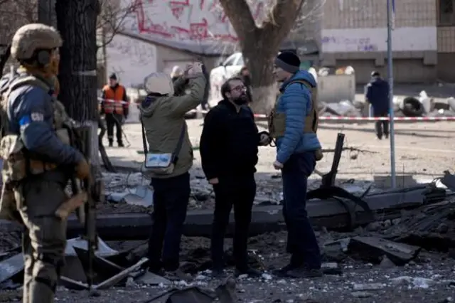 Fotos: See how missile fragments hit neighbourhood for Kyiv
