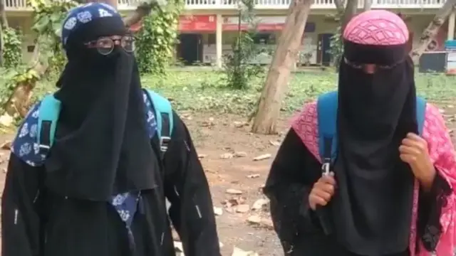 హిజాబ్ ధరించిన ముస్లిం విద్యార్థులు