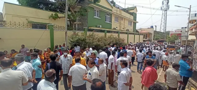 கோவையில் முன்னாள் அமைச்சர் எஸ் பி வேலுமணி வீட்டில் கூடியுள்ள கட்சித் தொண்டர்கள்