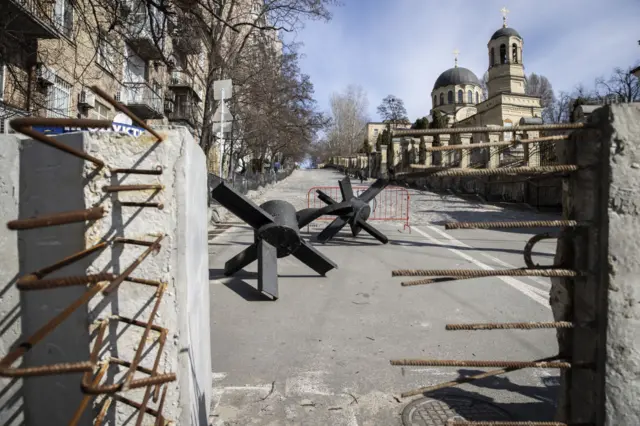 Kiev'de 2. Dünya Savaşı Müzesi'nde sergilenmekte olan tank tuzakları, Rus tanklarına karşı yıllar sonra tekrar Kiev sokaklarına yerleştirildi