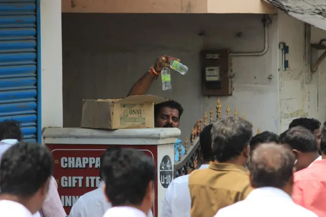 எஸ்.பி.வேலுமணி வீட்டில் தொண்டர்களுக்கு காலாவதியான குடிநீர்