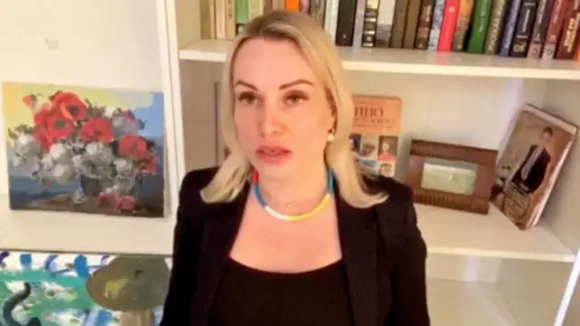 Cô Ovsyannikova đã quay một đoạn video nói rằng cô cảm thấy xấu hổ khi nói "những lời nói dối từ màn hình tivi"