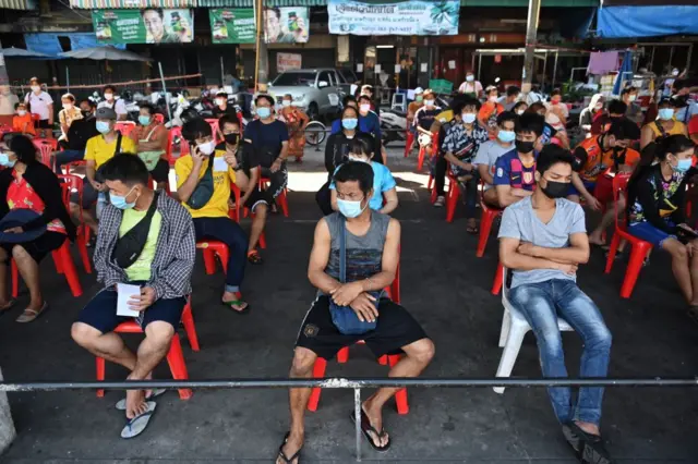 ကိုဗစ်စစ်ဆေးဖို့စောင့်ဆိုင်းနေတဲ့ ထိုင်းရောက် မြန်မာလုပ်သားတွေ