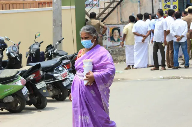 எஸ்.பி.வேலுமணி வீட்டில் தொண்டர்களுக்கு காலாவதியான குடிநீர்