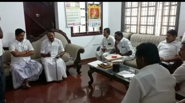 எஸ்.பி.வேலுமணி வீட்டில் அதிமுக முன்னாள் அமைச்சர்கள்