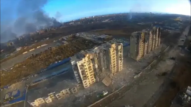 Зруйновані будинки в Маріуполі