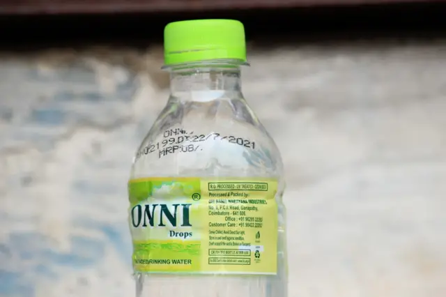 எஸ்.பி.வேலுமணி வீட்டில் தொண்டர்களுக்கு காலாவதியான குடிநீர்