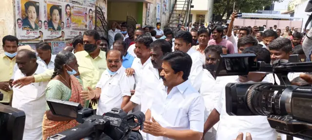 எஸ்.பி.வேலுமணி வீட்டில் அதிமுக முன்னாள் அமைச்சர்கள்