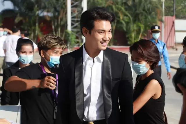 မော်ဒယ် ပိုင်တံခွန် ပရိသတ်မြင်ကွင်းရှေ့ပြန်ရောက်လာ