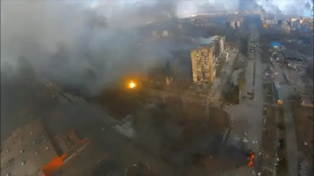 Вибухи і зруйновані будинки у Маріуполі. Світлина: 14 березня 2022
