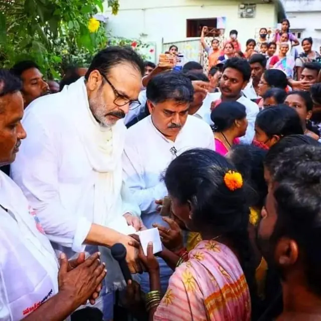 జంగారెడ్డి గూడెం మృతుల బంధువులను పరామర్శిస్తున్న జనసేన నేతలు నాగబాబు, నాదెండ్ల మనోహర్