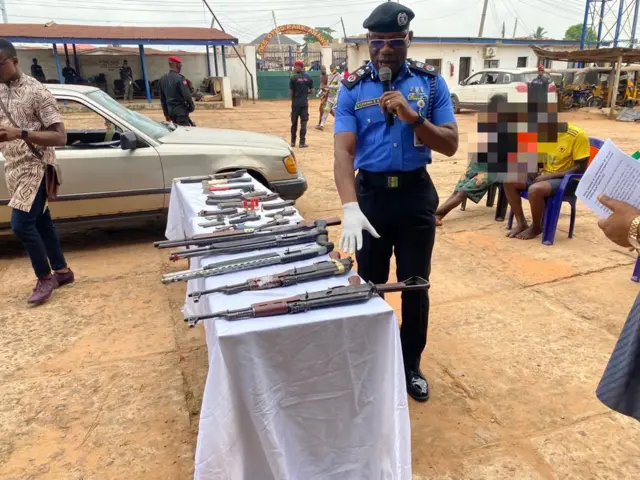 Police man hold mic for hand